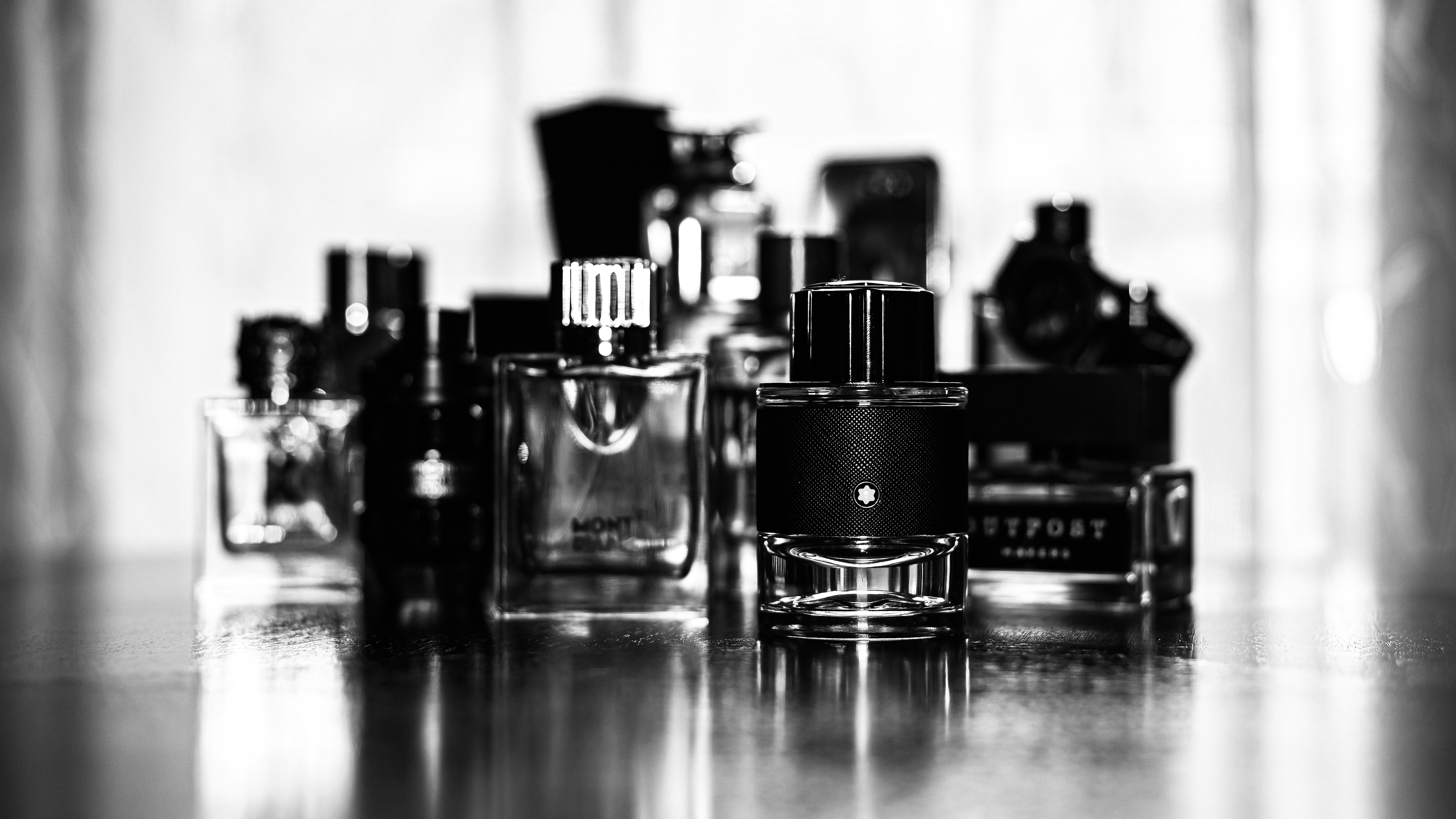 Composición en blanco y negro de frascos de perfume